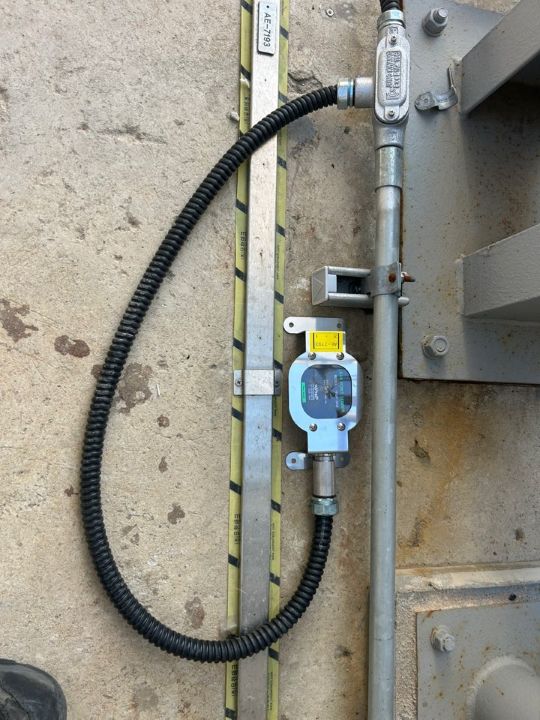 파손된 필름형 감지기와 신규 설치된 전자식 포인트 센서 현장 비교