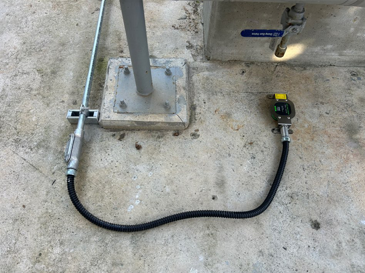 화학물질 누출 시 즉각 반응하는 고정밀 포인트 센서 설치 근접 촬영