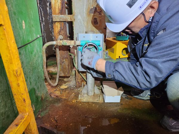 안산 염료공장 노후 가스감지기 분해 점검 현장